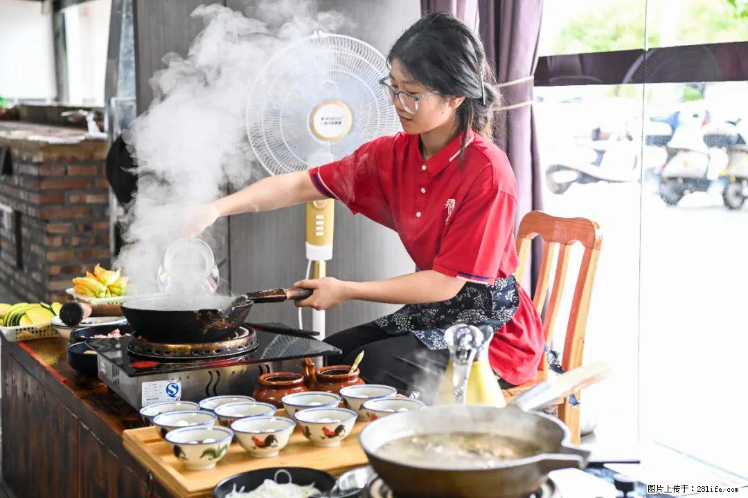 全网追的“扁担女孩”,找了一份暑假工,时薪12元 - 阳泉生活资讯 - 阳泉28生活网 yq.28life.com